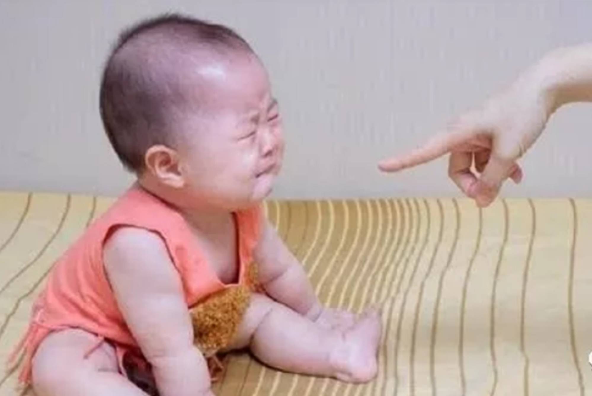 婴儿看到爸爸哭 爸爸一抱宝宝就哭的凶