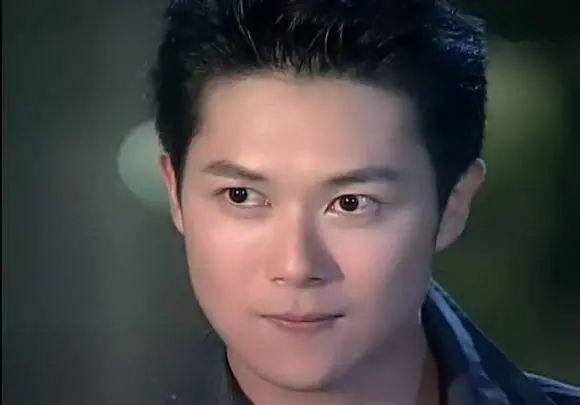 67这位明星是4个非洲孩子的爹,患不治之症,女友至今不离不弃!_王灿