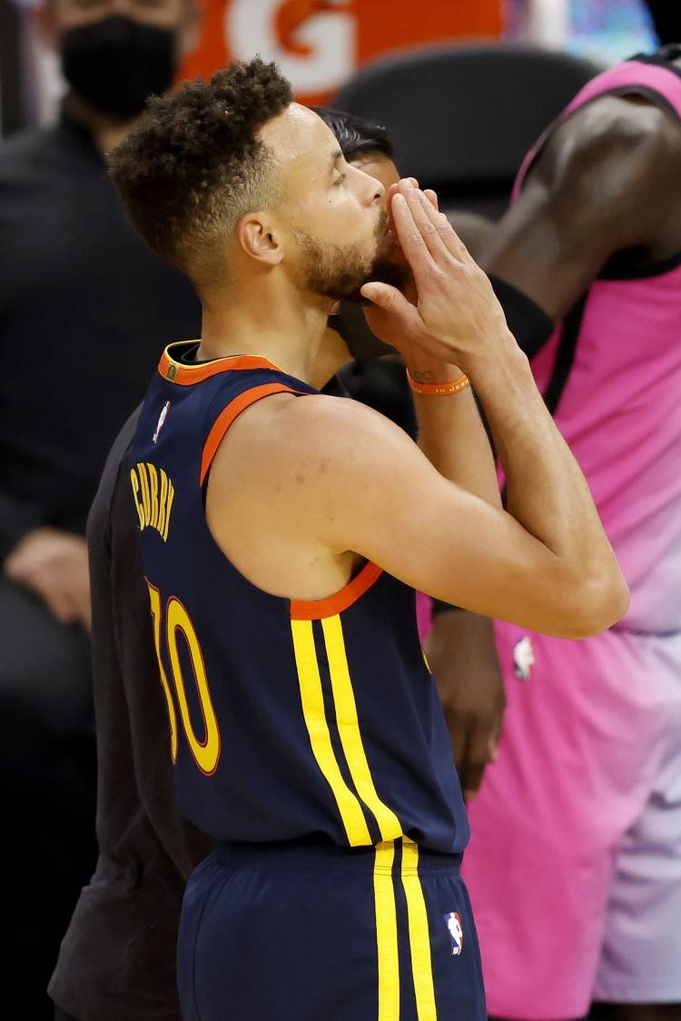 库里单节823招牌三分开场神级打板三分收尾轰炸东部豪强