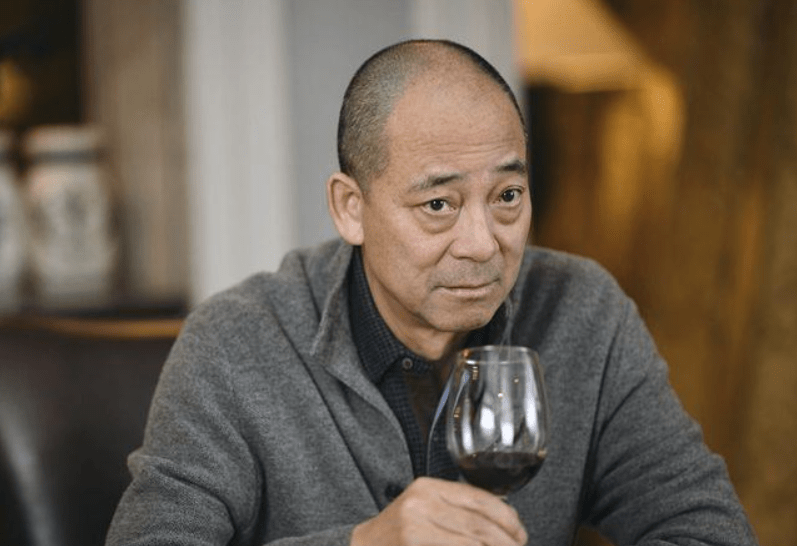 64岁老戏骨现身大佬聚会,为日本领事献唱,被指是真上流社会_林栋