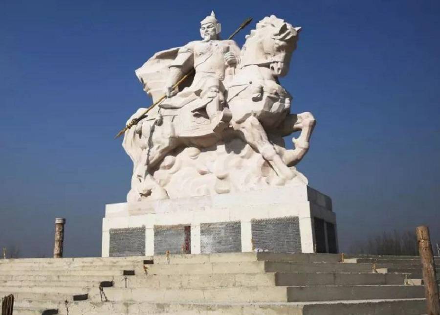 杨延昭雕像跟其父杨业一样,杨延昭同样以骁勇善战闻名于世,并且治军