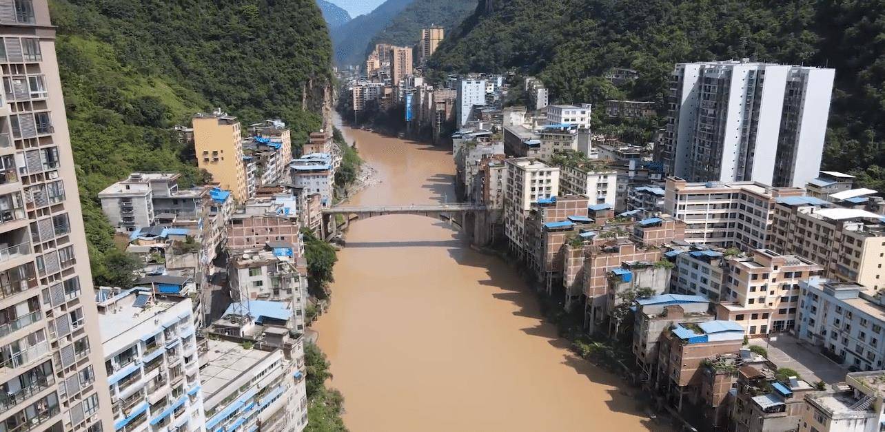 云南这个全国最窄的县城，整体狭长临江建立，两边都是峭壁