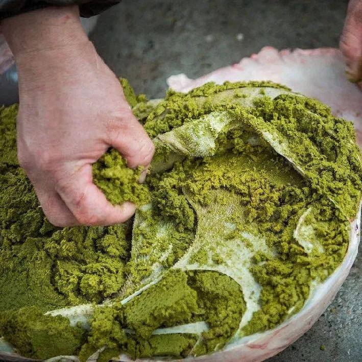 酸汤,白酸汤以及众多腌酸菜平分秋色的酸,还有牛瘪,羊瘪一枝独秀的苦