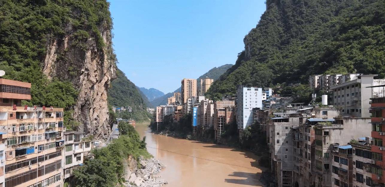 云南这个全国最窄的县城，整体狭长临江建立，两边都是峭壁