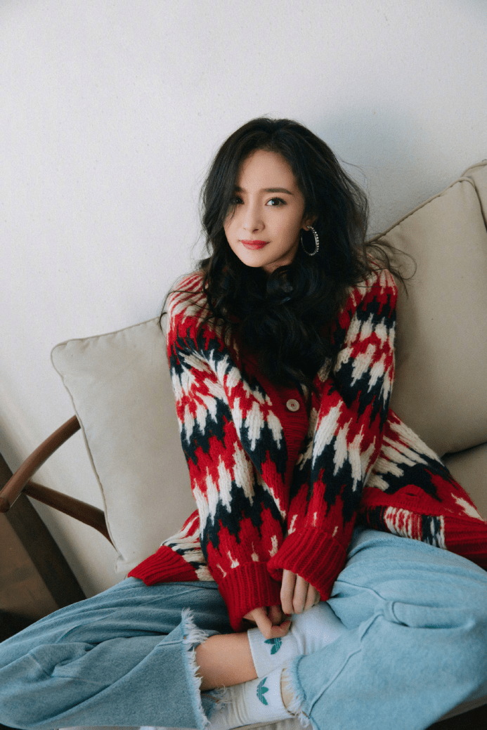 杨幂这次的穿搭中选择了镶钻大圆环作为耳环,搭配上大波浪卷之后,能够