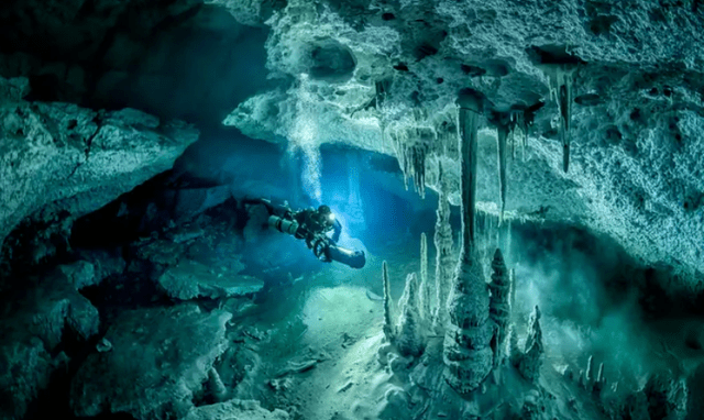 美国摄影师捕捉墨西哥海底洞穴照片，景色奇幻仿佛外星球探险