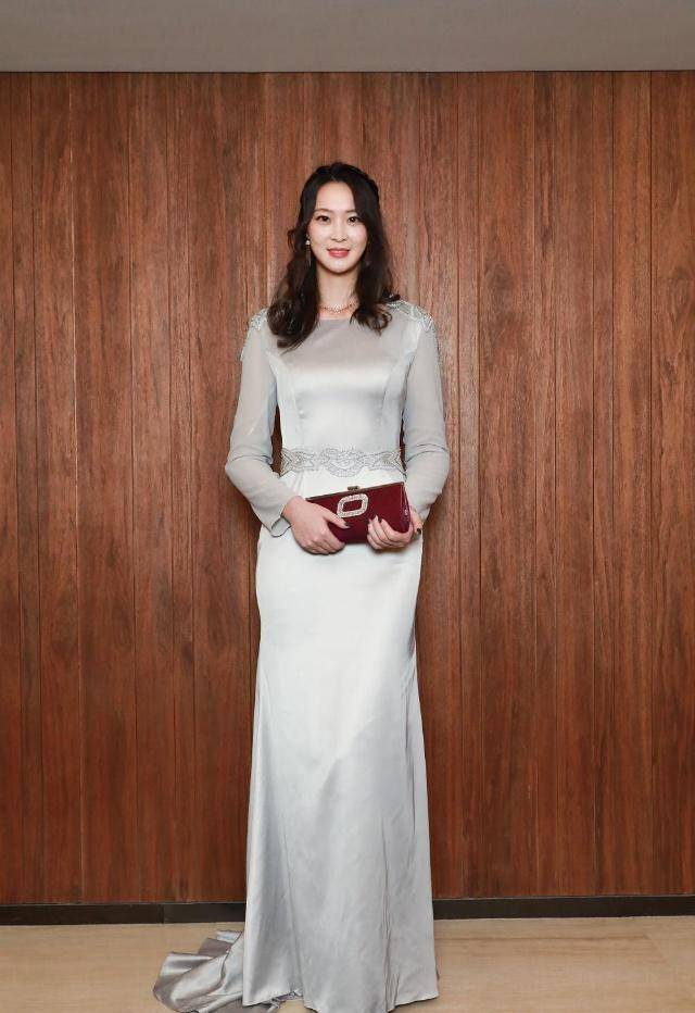 原创惠若琪穿旗袍身材好似美人鱼老公有钱又帅眼里都是惠若琪