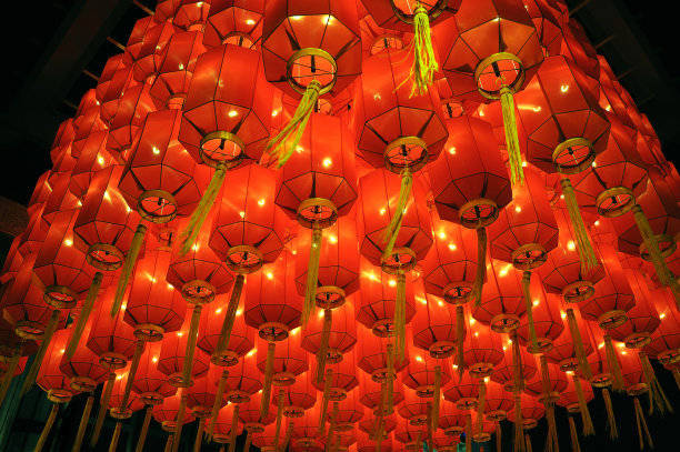 元宵夜门前挂花灯的由来_农夫