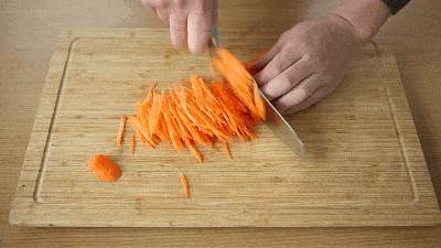 比如胡萝卜,红薯,西红柿,猪肝等食物,都含有大量的维生素a.