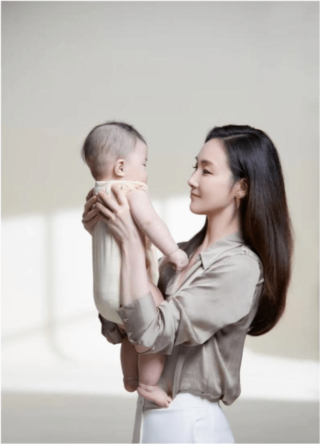 45岁崔智友晒母女合照,女儿首度曝光,皮肤雪白身形修长像妈妈