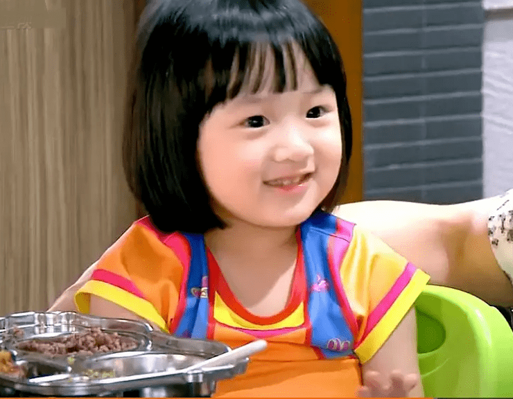 吴尊10岁女儿为文莱国王表演穿白衣气质文静大长腿引人注目