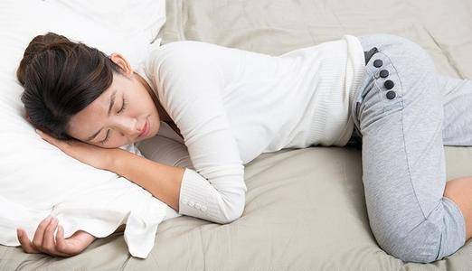 左侧卧睡会压迫心脏是真的吗?你一般什么睡姿,哪种更健康_脊椎