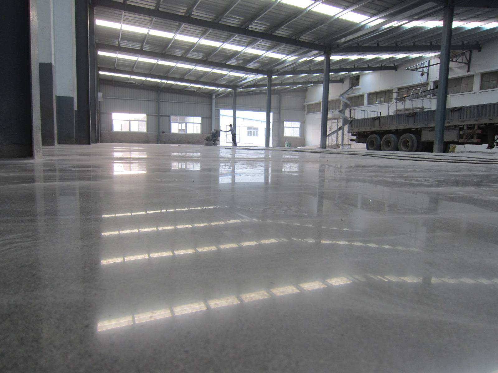 固化地坪又称硬化地坪,钢化地坪,抛光混凝土地坪等.