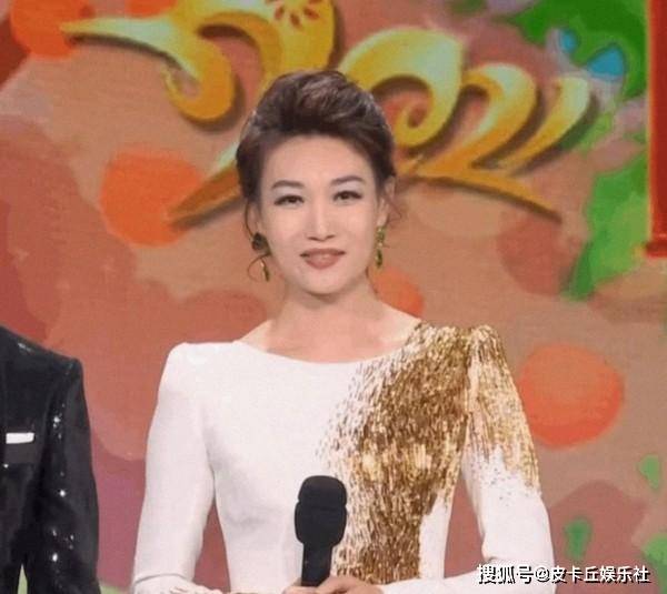 百位主持齐聚央视合唱!李梓萌身材高挑太显眼,颜值艳压群芳