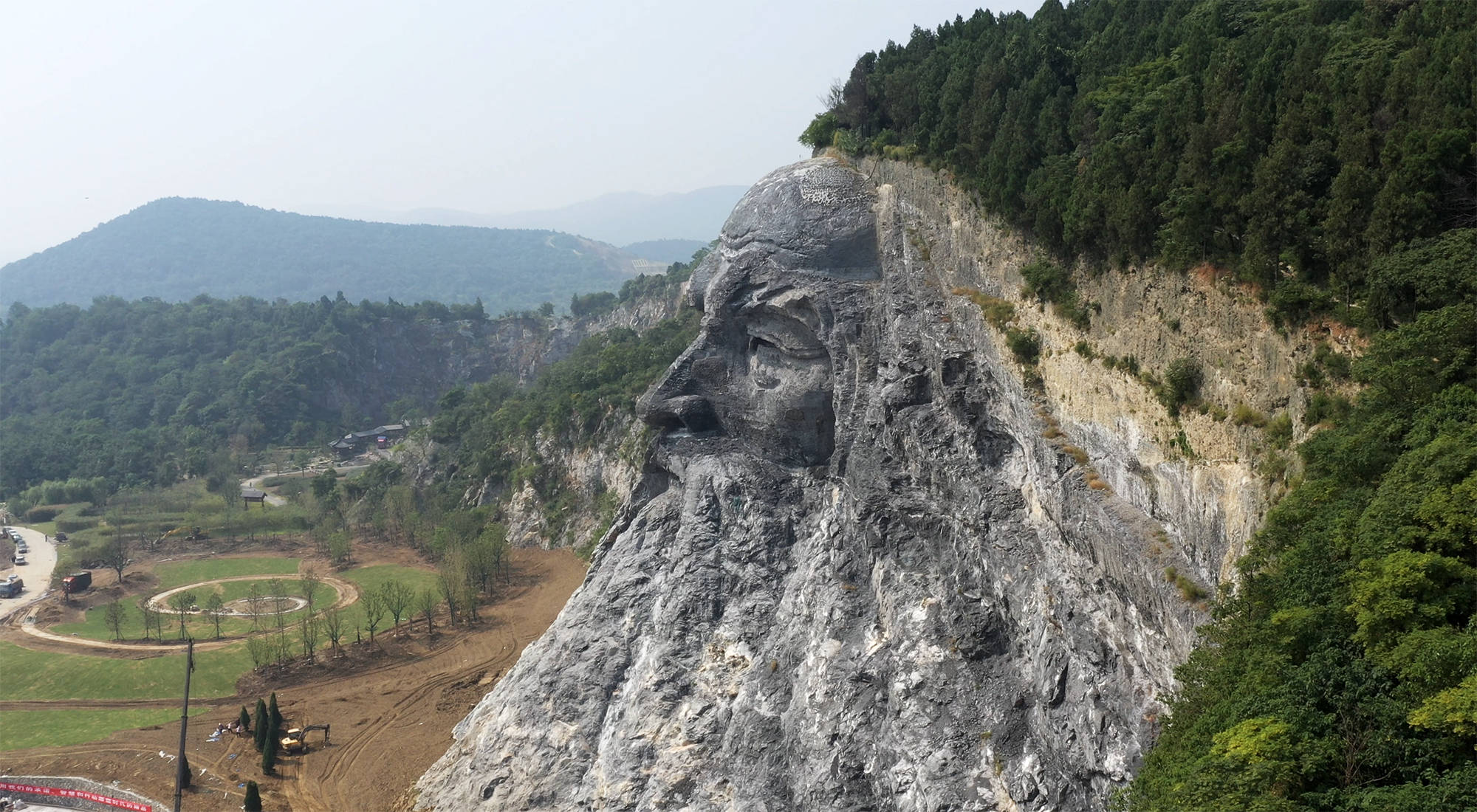 《你好,李焕英》火了,贾玲老家襄阳的这座山体雕塑,却鲜为人知