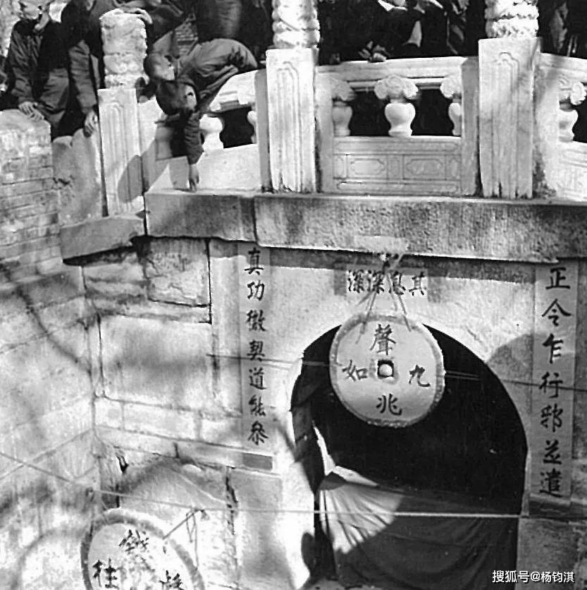 凡人祀神毕,皆于桥栏杆上掷钱,如中其孔,则大利市.