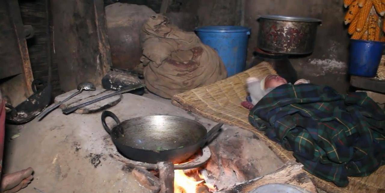中国小伙在尼泊尔农村花500卢比蹭饭吃，土豆配面糊，满满一大盆