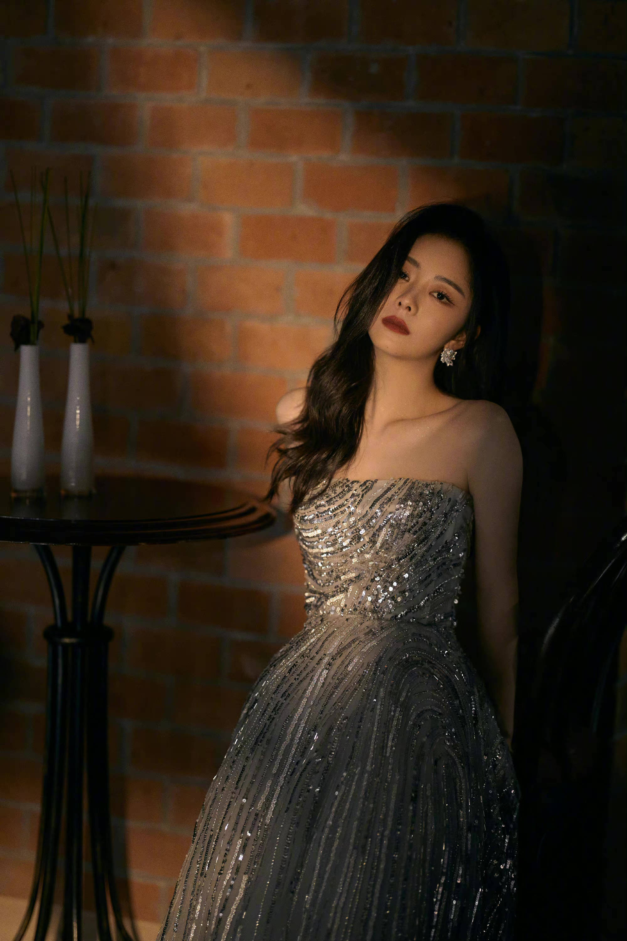 谭松韵银丝流苏长裙勾勒美感,跟港风适配度太高了