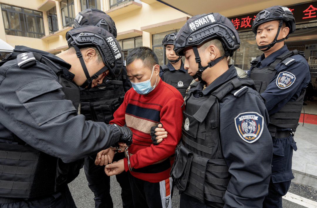 云南59名民警潜入,围捕抓获13名"偷油贼"!