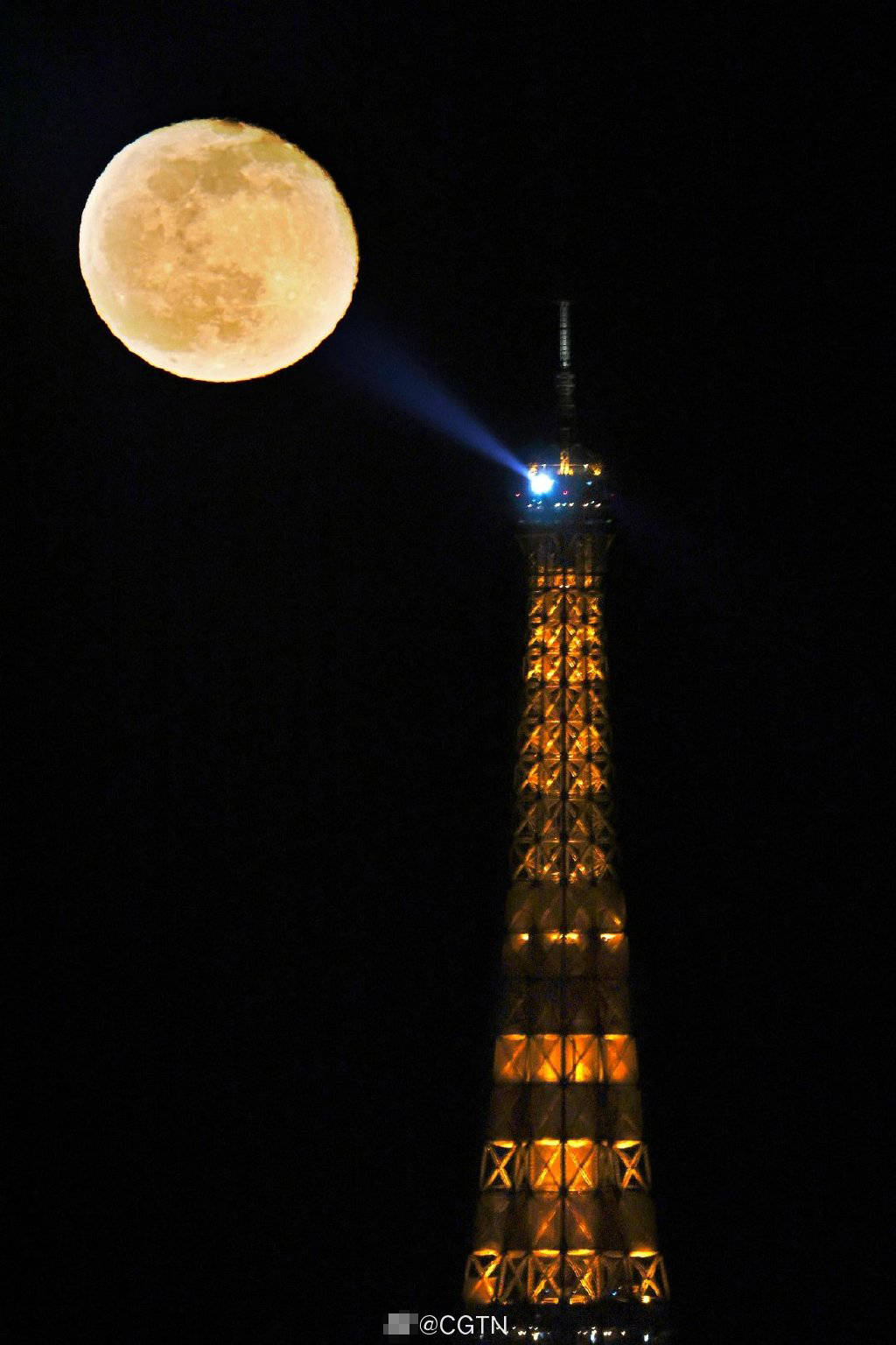 1/3当地时间2021年2月28日,法国巴黎,埃菲尔铁塔上的信号灯指向满月.
