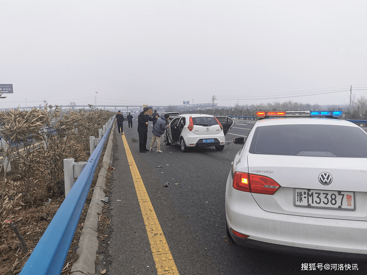 河南渑池:高速路上偶遇车祸,渑池公安主动施救