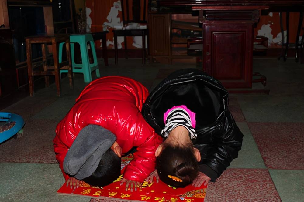 集体磕头是不是一种陋习呢?_山东