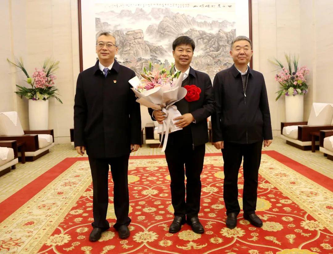 驻马店市新蔡县委书记邵奉公狮子口村第一书记原玉荣载誉归来