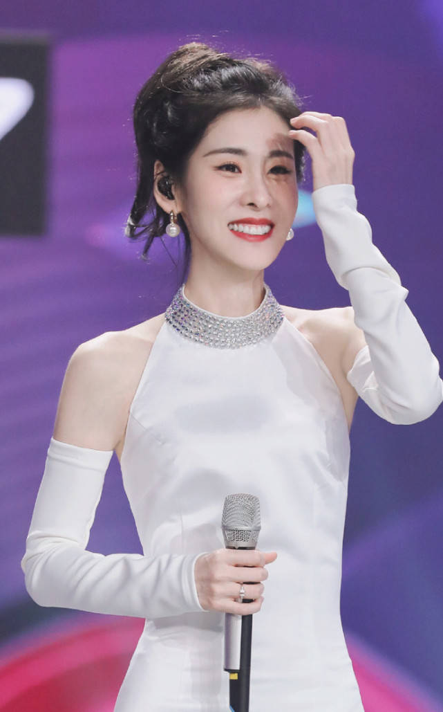 懒理华晨宇邓紫棋同台领奖,张碧晨17天未上线,安心在家陪伴女儿