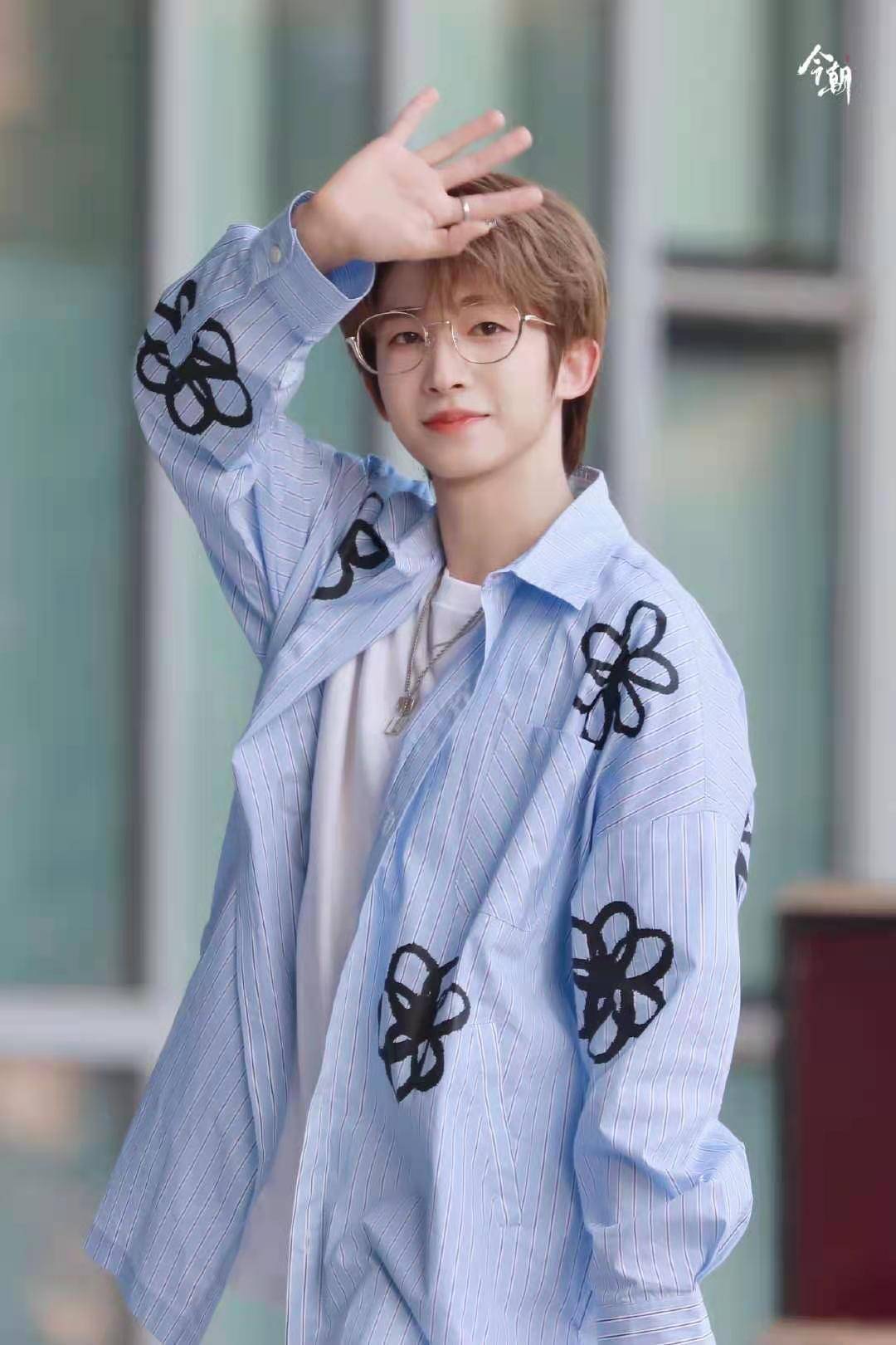 刚火就塌房创418岁周柯宇在宿舍吸烟节目组秒删相关片段