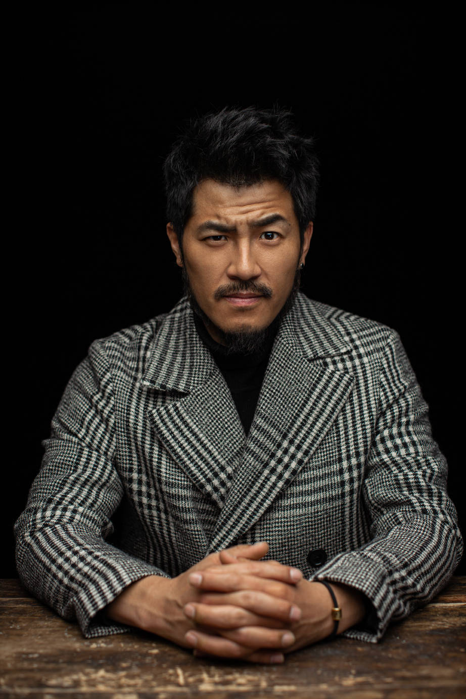 王铮新剧秘密拍摄中写真释出凸显成熟雅致