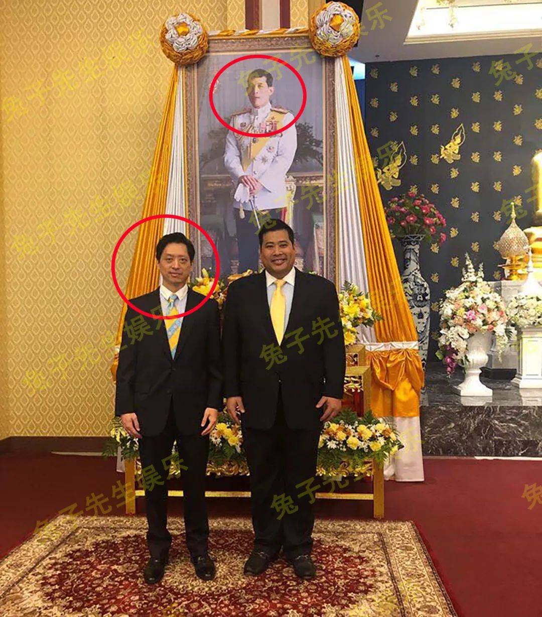 原创泰国三王子登上王室海报被母妃从后搂住疾病缠身终获泰王认可