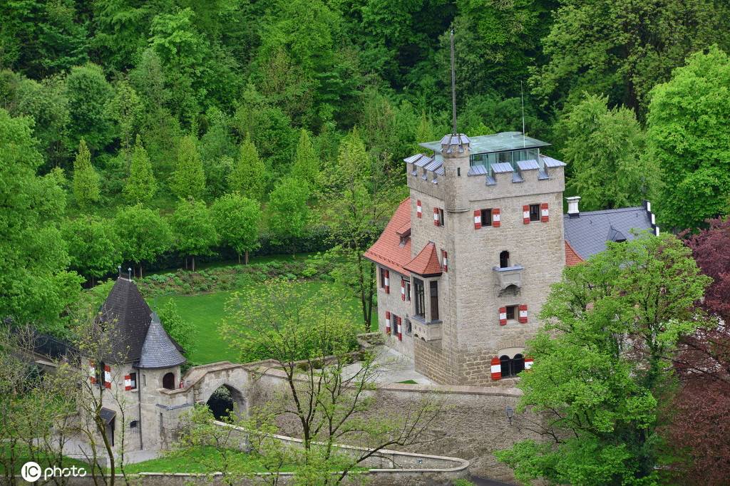 1/ 12 萨尔茨堡又译萨尔斯堡,是奥地利共和国萨尔茨堡州的首府,人口约