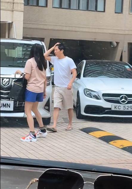 影帝张家辉邋遢现身 穿短裤配人字拖 身下座驾还没过百万 迈特女性网