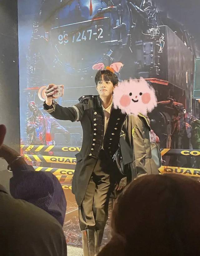 原创"鬼屋小哥"甘望星直播曝光颜值,和节目中差距大,网友直呼诈骗