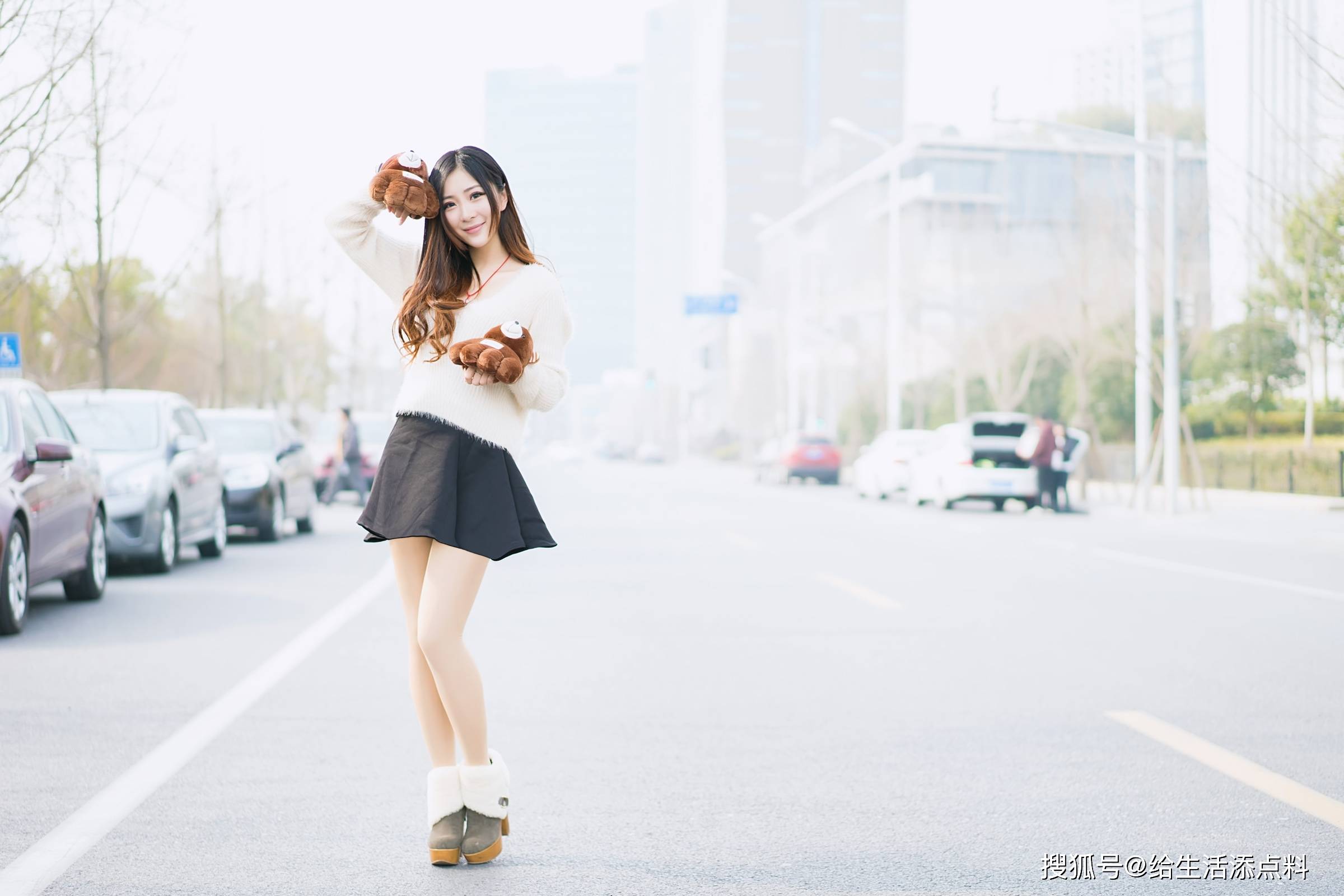 青春美少女白色毛衫搭配黑色短裙性感而不失优雅