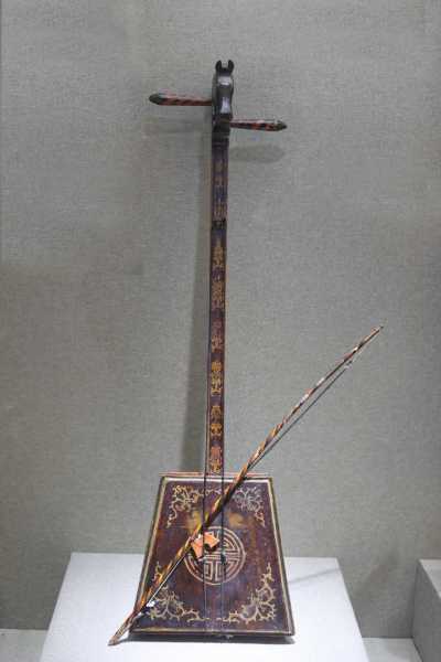 我国北方和新疆等地的少数民族音乐中,不可或缺的乐器就是拉弦胡琴,这