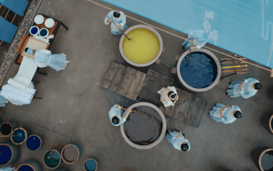 《赘婿》第一集,女主出场,蒙着洁白的面纱缓缓搅动着染缸中的染料