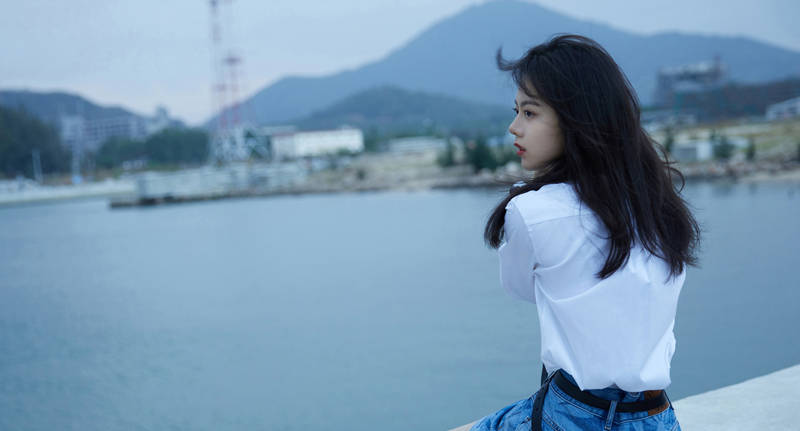 赵今麦海边冷调写真曝光漫步沙滩享惬意海风