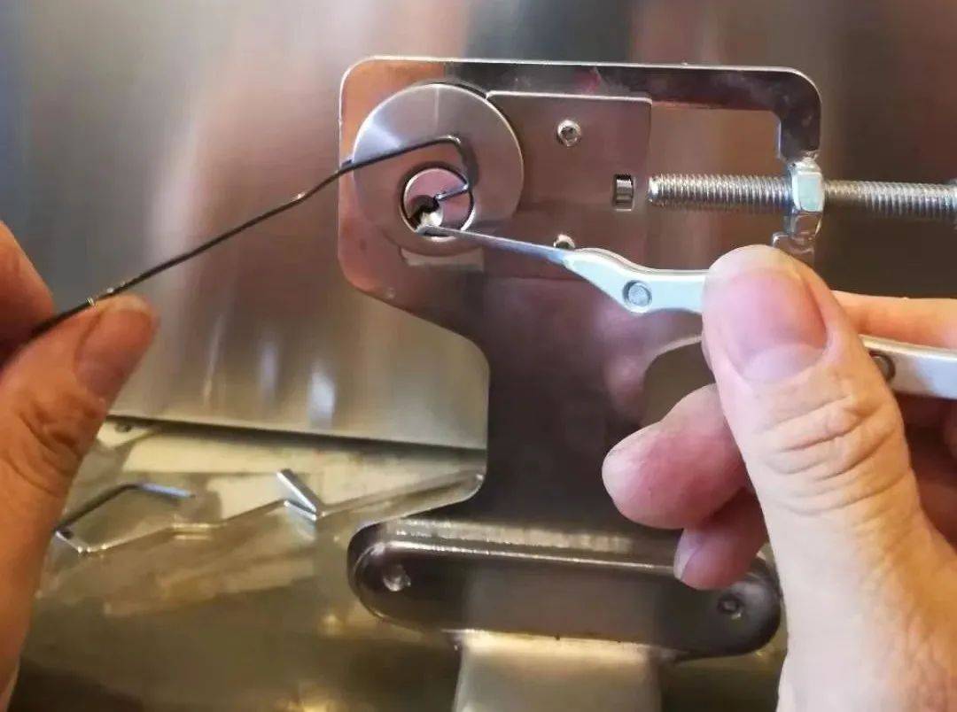 锁具技术开启练习最后,则是需要熟练地使用各种专业开锁工具.