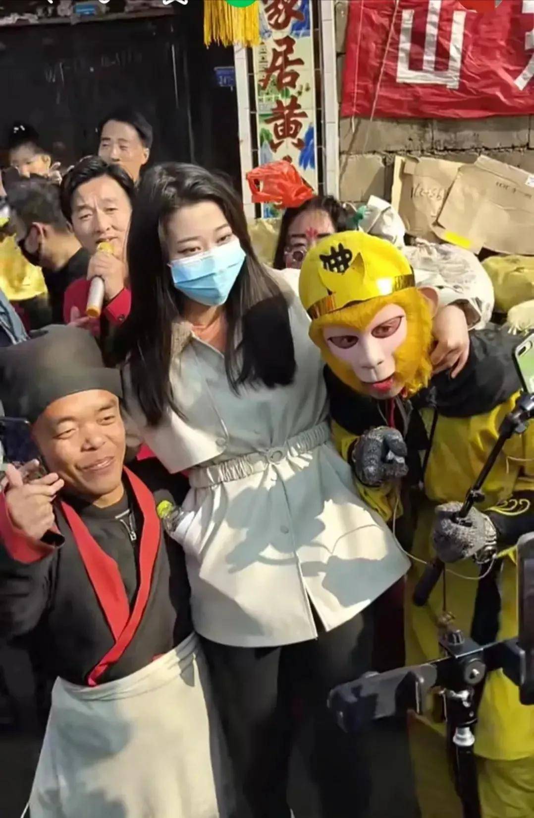 原创山东拉面哥被低俗蹭热度卖身葬父扮丑打架下跪拜师征婚