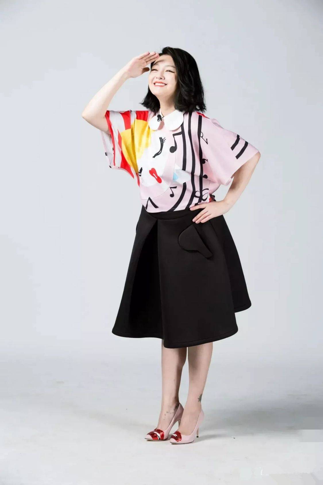 大s发胖还拍写真 穿套装裙依然挡不住粗腿 腰更是水桶腰的典范