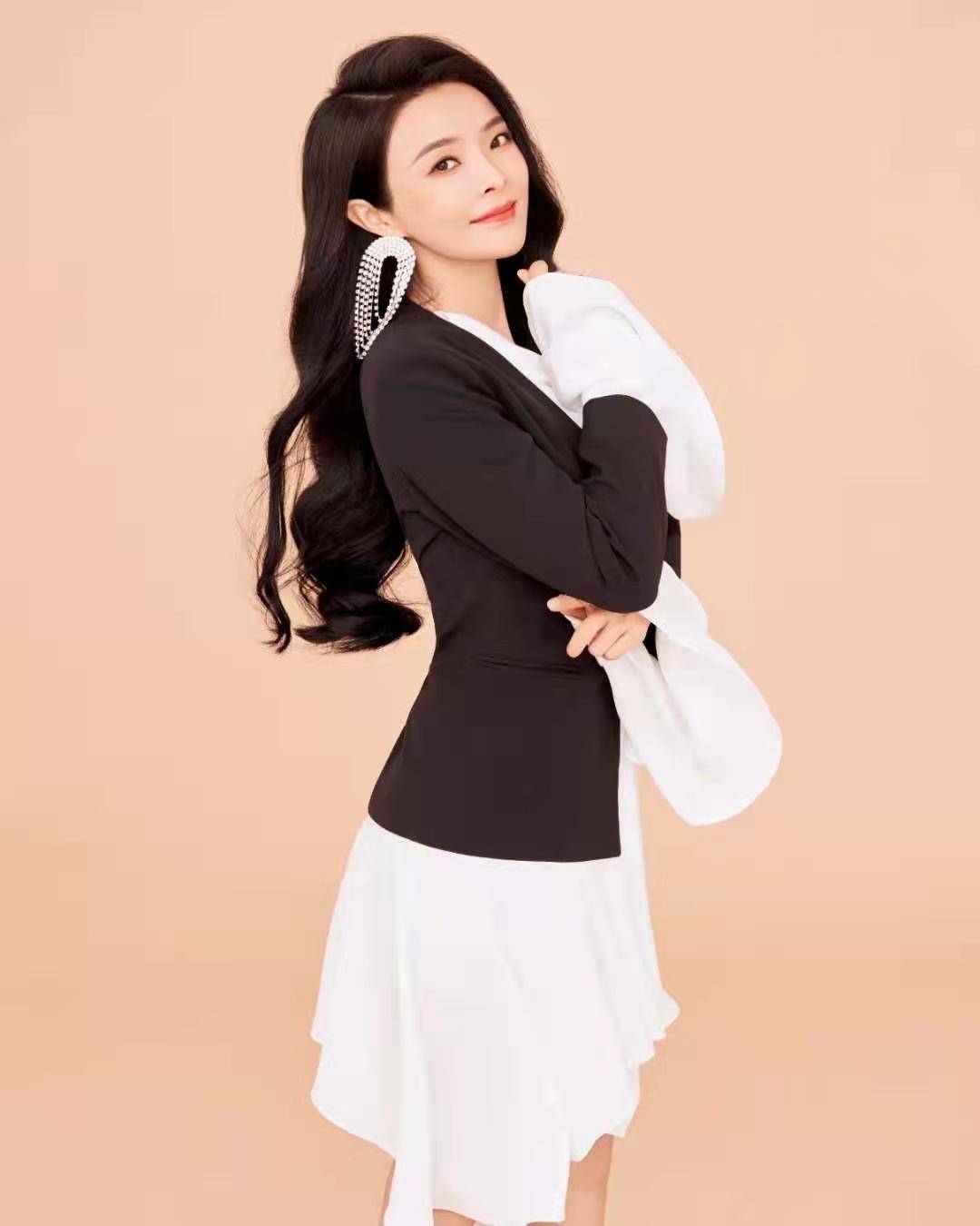 世界旅游文化小姐走上牛年央视春晚舞台,惊艳全国广受好评!_唐薇