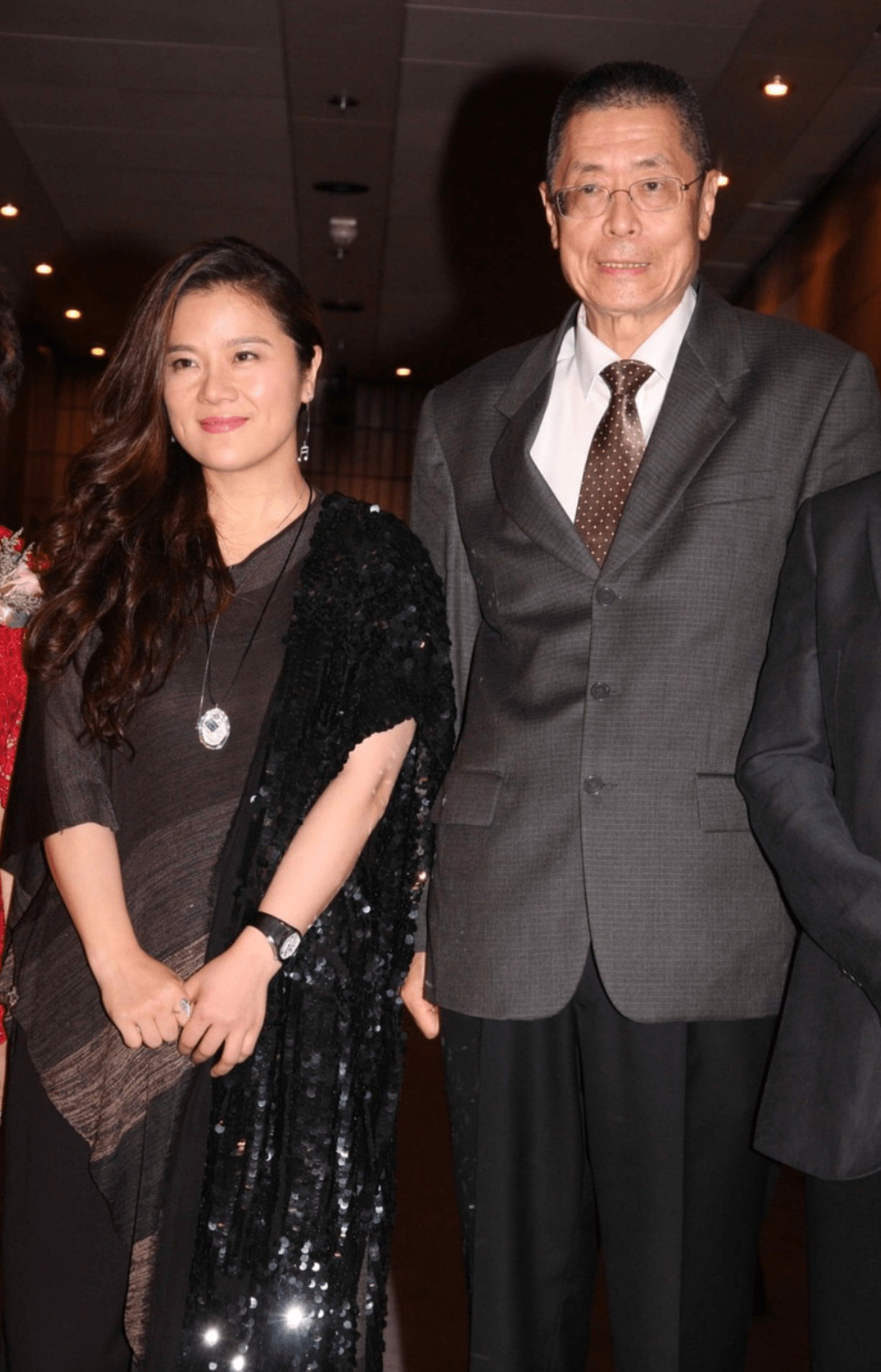 81岁刘诗昆携妻女返港四个月的女儿罕露脸可爱讨喜长相像母亲