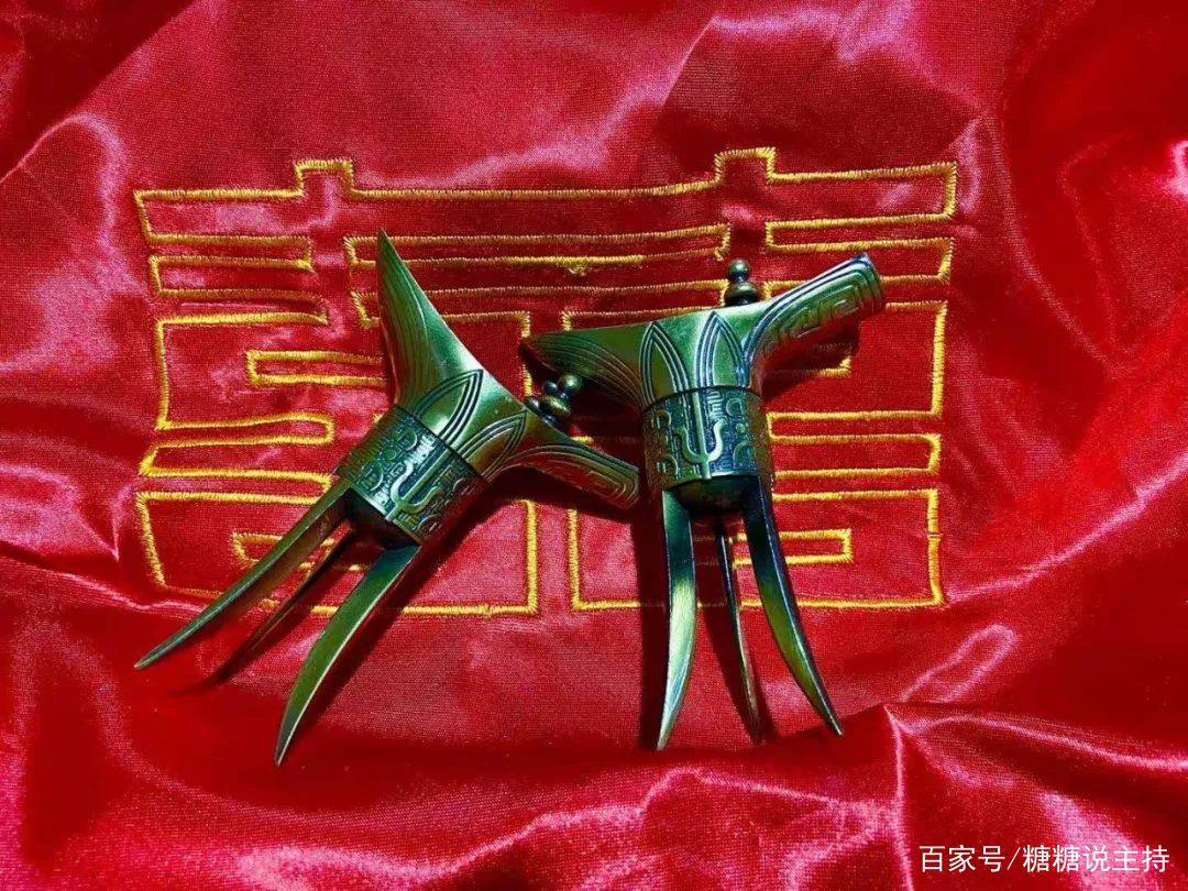 合卺酒杯详情介绍见上文乾坤三箭在下轿之前,新郎得拉弓朝轿门射出3支