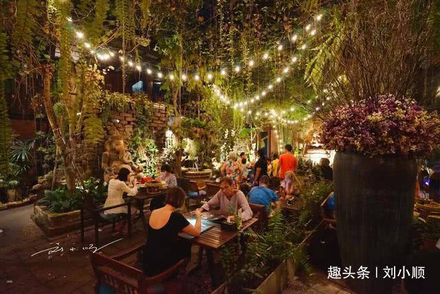 泰国清迈“最瘆人”的餐厅，各种佛像盯着你吃饭，游客：不敢吃