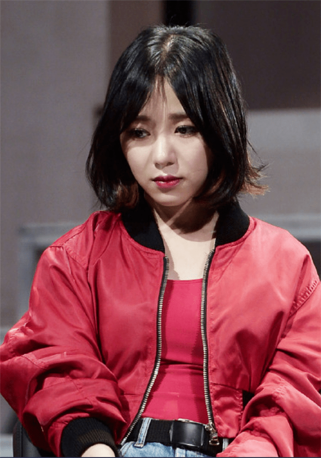 权珉娥自曝她小时候家里很穷,所以她上初中就开始