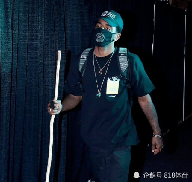 原创欧七公欧文全明星赛手持打狗棒进场杖不离手于人群中自由穿梭