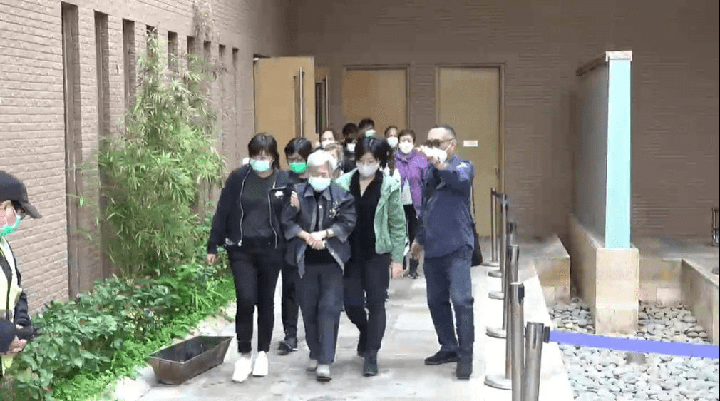 吴孟达昔日未能替师父扶灵,如今师母穿素衣送他最后一程