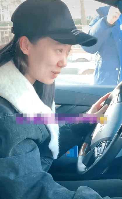 从张小斐路演服装品牌变化再到她的座驾,网友:红了真好啊!