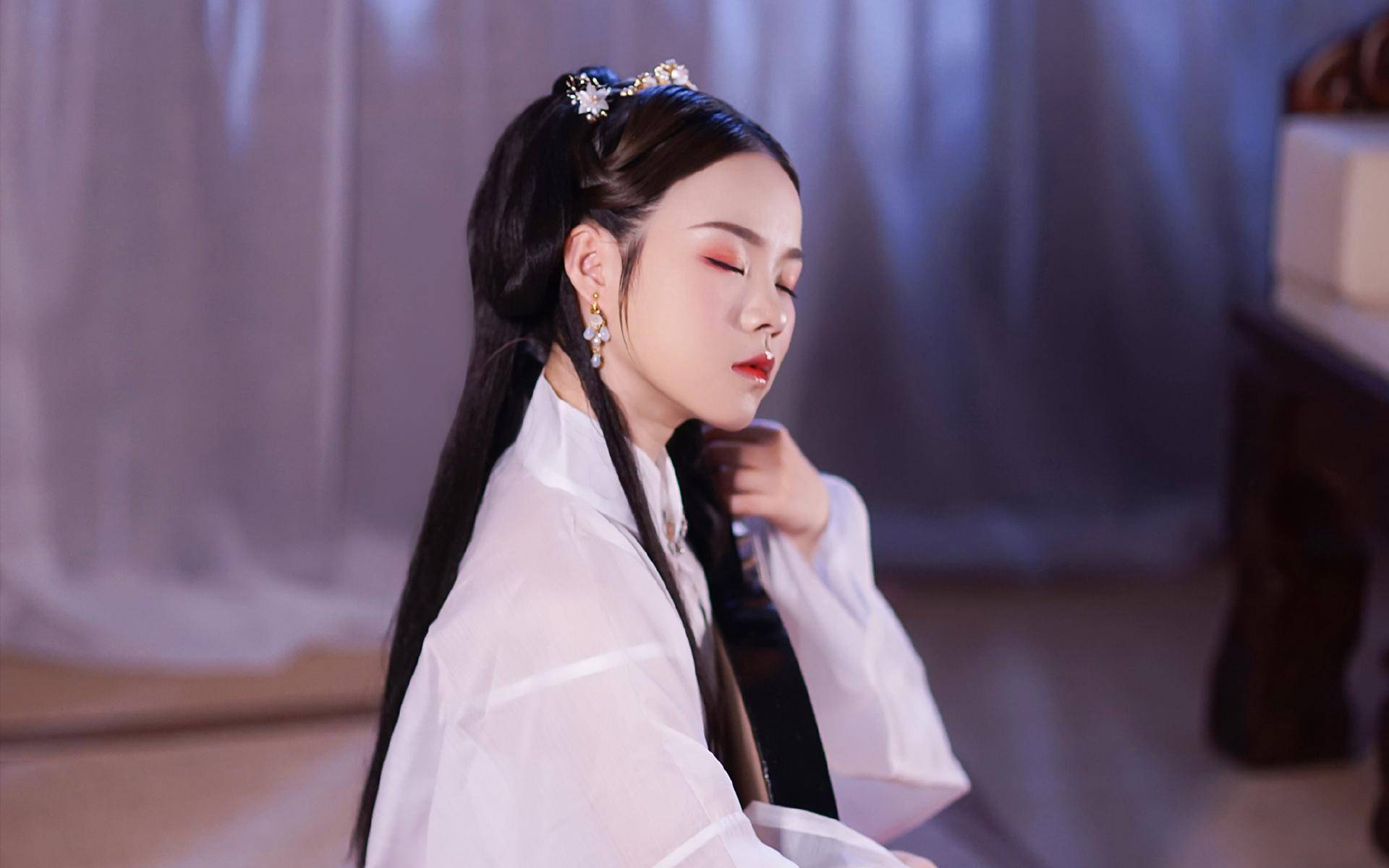 在一处尼姑庵中,胡氏结识了一位法号叫静慧的尼姑.